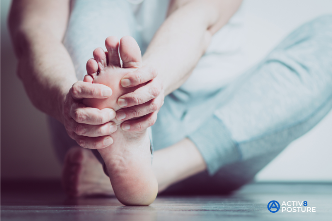 Illustration of where overpronation can show up as discomfort, from the feet to the knees and hips